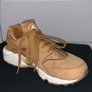 Tan Nike Air Huaraches size 7